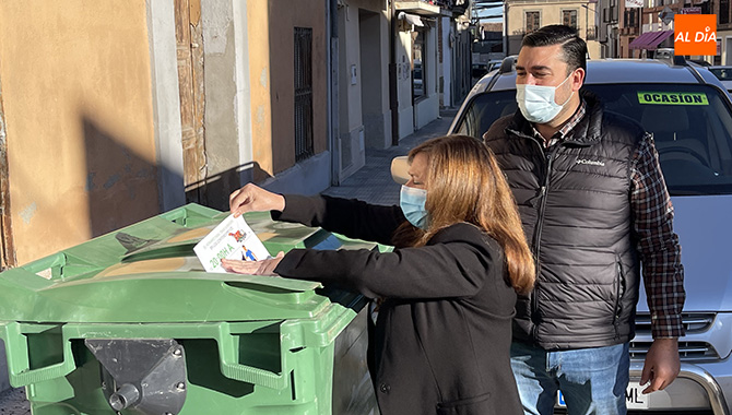 La alcaldesa Carmen Ávila, junto al concejal de Medio Ambiente, Antonio Poveda, colocaban una de las pegatinas informativas en los contenedores de Peñaranda