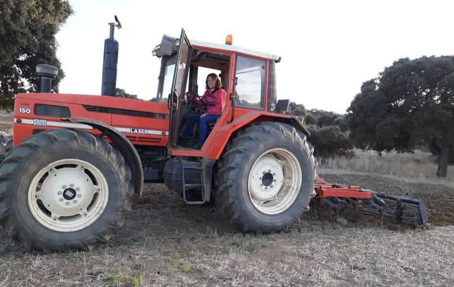 La salmantina Desirée Domínguez realizando una de sus tareas agrícolas habituales