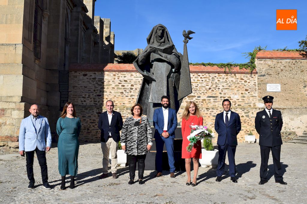 Autoridades políticas durante la ofrenda floral a Santa Teresa de Jesús / Pedro Zaballos