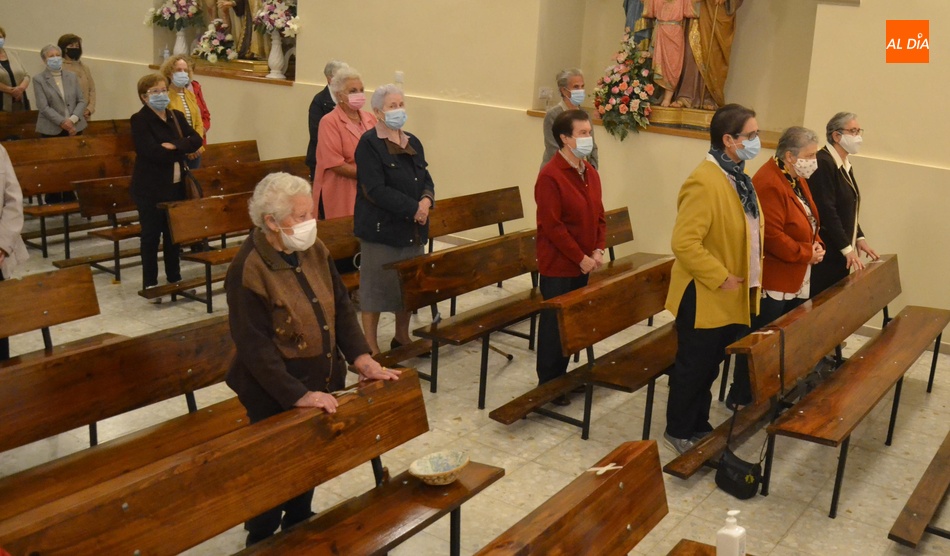 Foto 5 - Amplia asistencia al momento culminante de la celebración de Santa Teresa en las Carmelitas