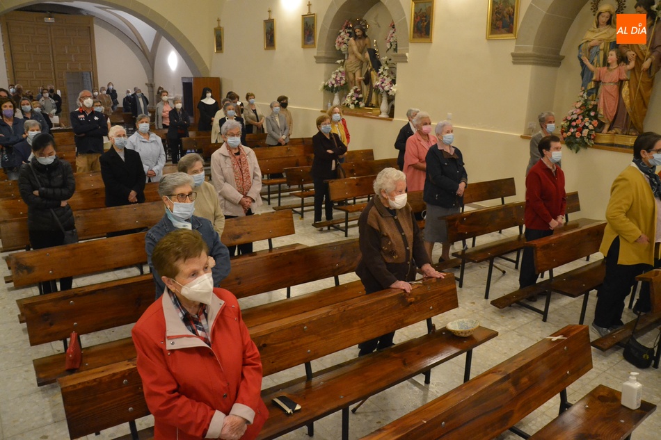 Amplia asistencia al momento culminante de la celebraci&oacute;n de Santa Teresa en las Carmelitas