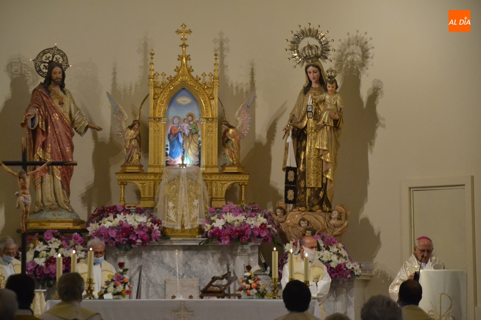 Foto 2 - Amplia asistencia al momento culminante de la celebración de Santa Teresa en las Carmelitas