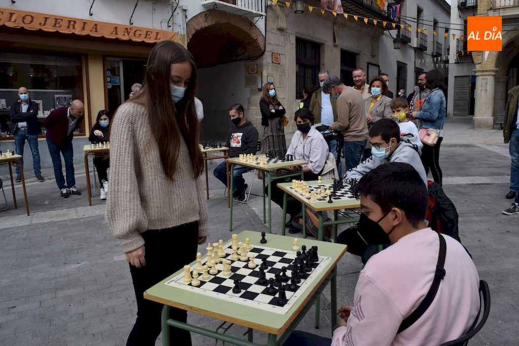 Foto 4 - La ajedrecista albense Lucía Sánchez se atreve con quince partidas simultáneas a la vez