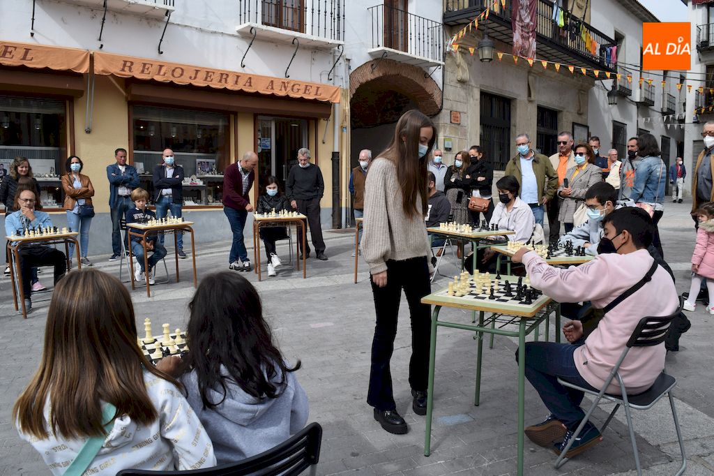 Lucía Sánchez disputando las partidas de ajedrez / Pedro Zaballos