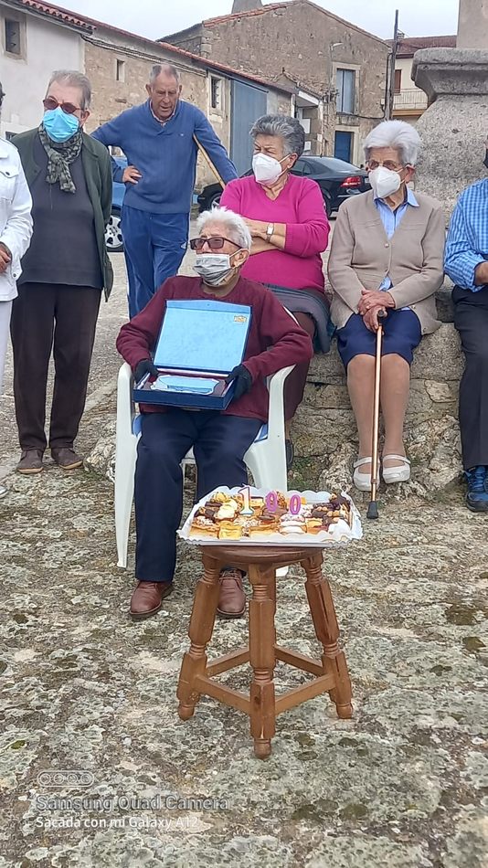 Foto 4 - María Isabel Tapia Sánchez recibe en Las Uces una placa por sus 100 años