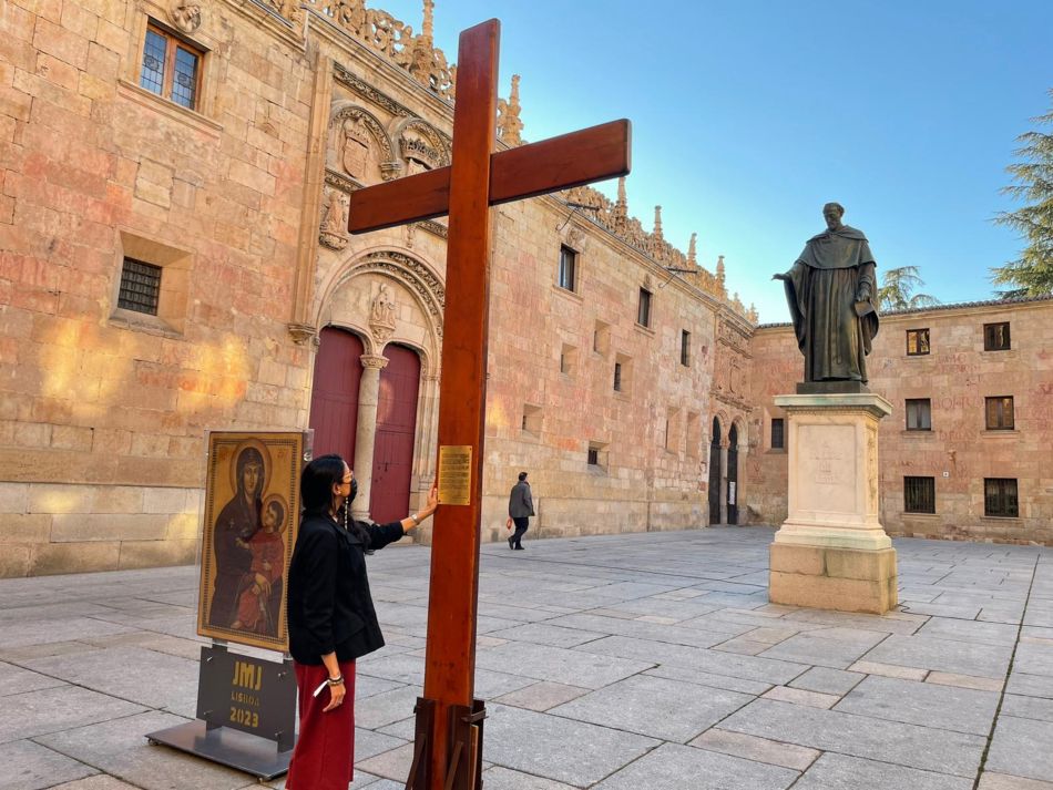 Foto 4 - Más de 400 estudiantes reciben en Salamanca los símbolos religiosos de la JMJ 2023