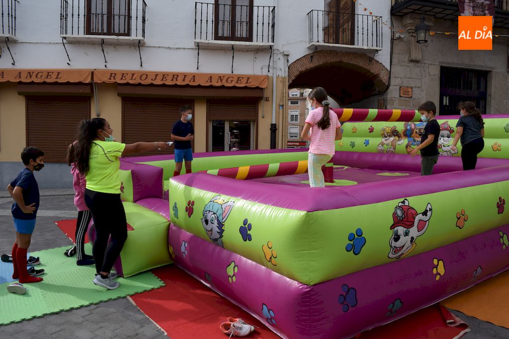 Niños y niñas se divierten en uno de los hinchables ubicados en la Plaza Mayor / Pedro Zaballos