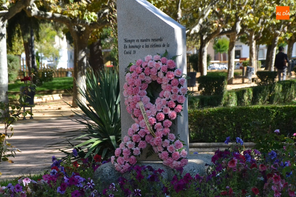 Foto 3 - La AECC recuerda con una ofrenda floral a las víctimas del coronavirus y del cáncer