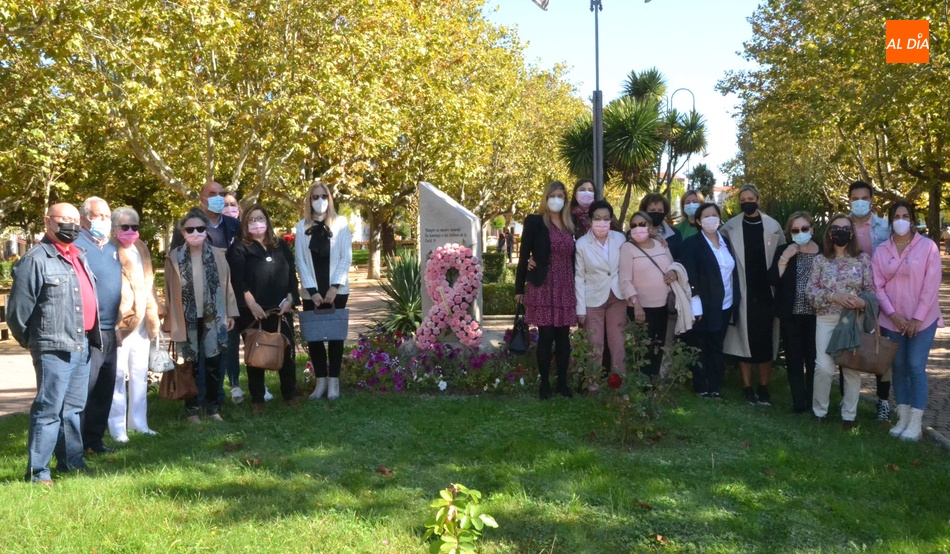 Foto 2 - La AECC recuerda con una ofrenda floral a las víctimas del coronavirus y del cáncer