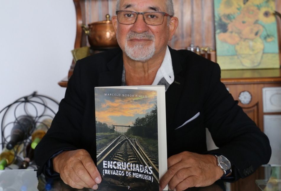 Marcelo Noboa Fiallo mostrando la portada de su libro