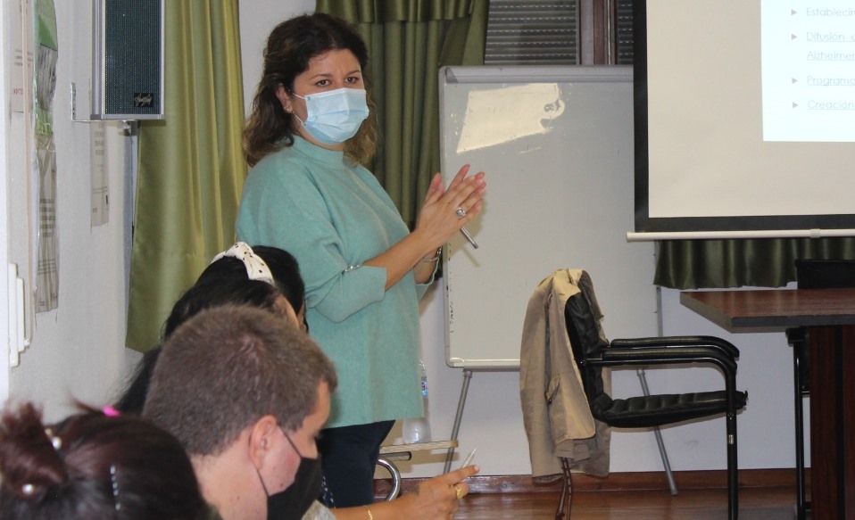 Foto 1 - AFAD imparte una charla a los alumnos de la acción en la atención sociosanitaria de Cáritas