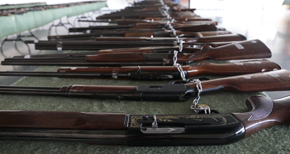 Imagen de archivo de escopetas en una subasta pública de la Guardia Civil