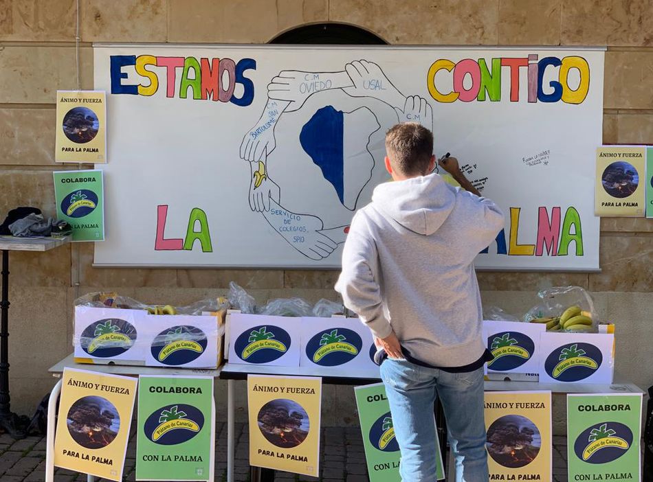 Foto 2 - Universitarios salmantinos muestran su apoyo a La Palma con un reparto solidario de plátanos