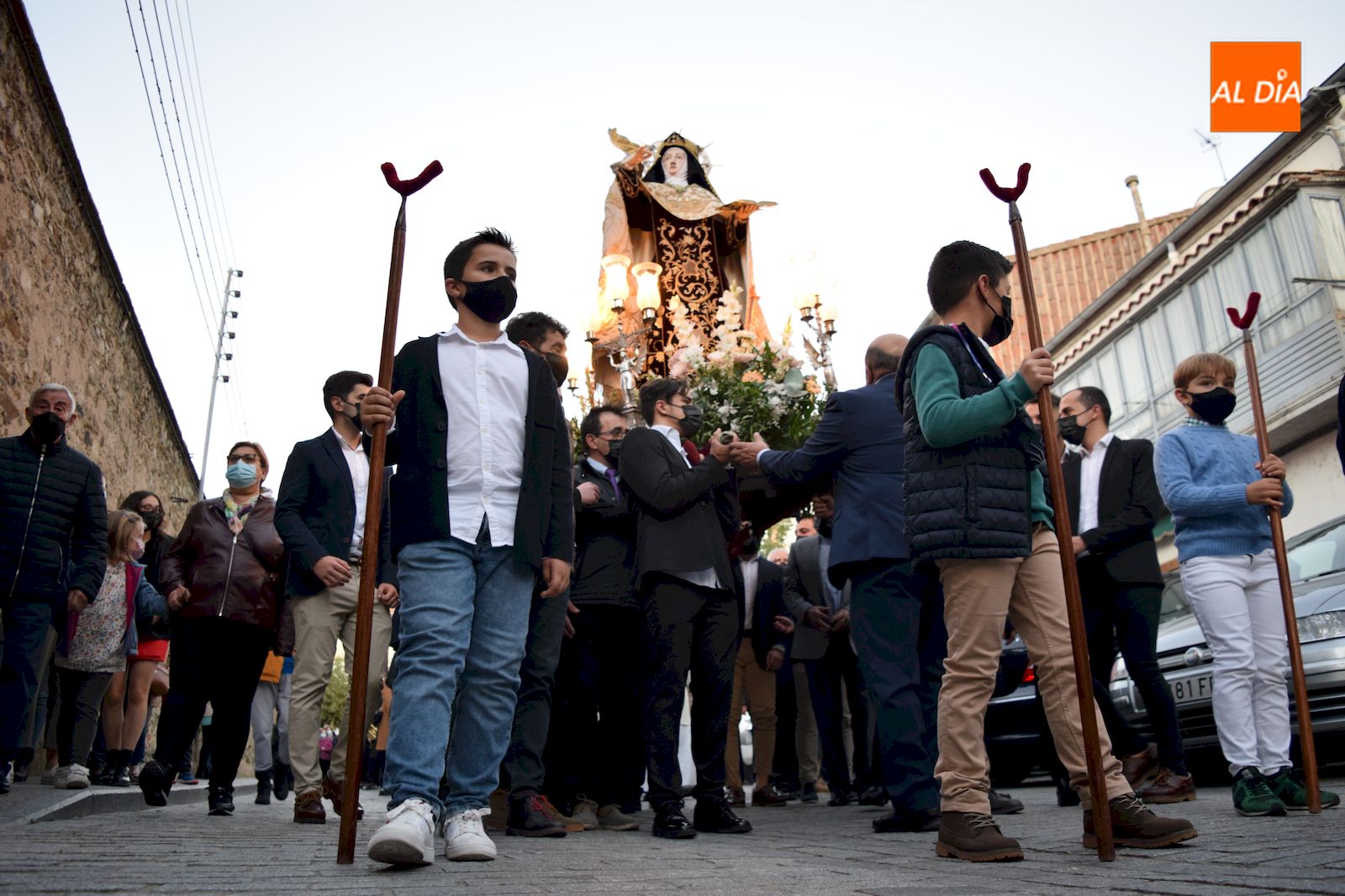 La imagen de Santa Teresa de Jesús procesiona por las calles de Alba de Tormes / Pedro Zaballos