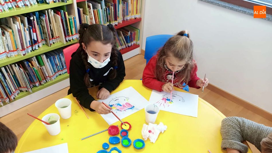 Los pequeños disfrutan de los talleres de pintura en la ludoteca / E. Corredera