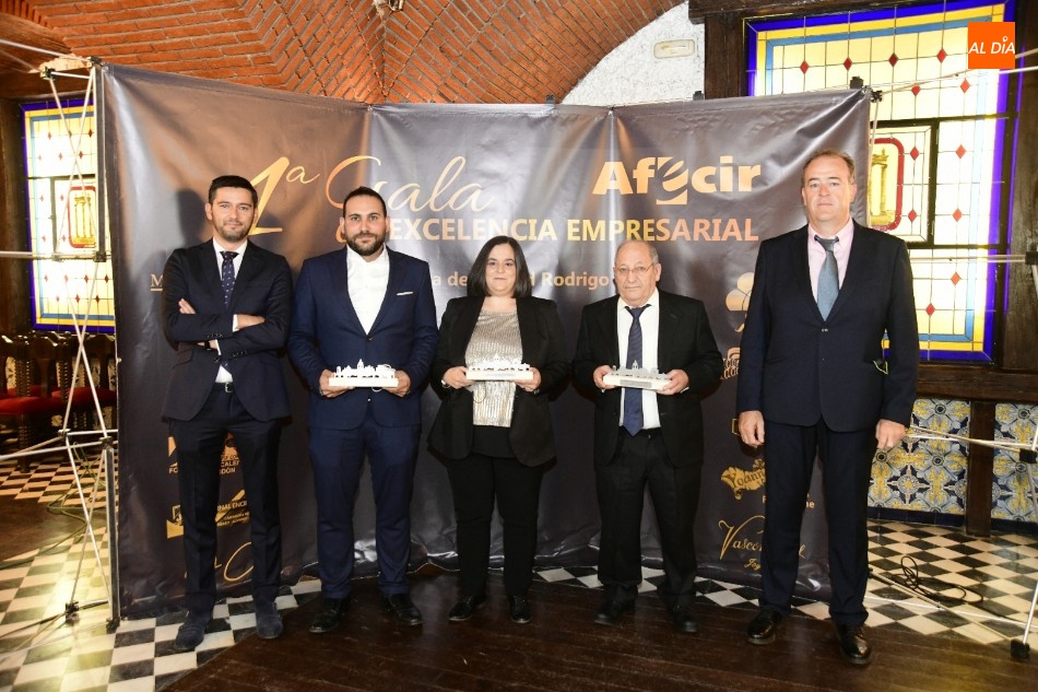 Los premiados, junto a los responsables de Afecir y CEOE-Cepyme | Fotos: Adrián Martín