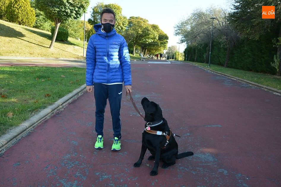 Daniel Martín y su perra guía Lucy - Fotos: Vanesa Martins