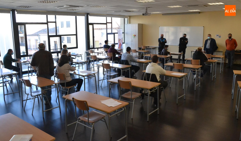 Foto 2 - Realizado el 1º examen para la plaza de administrativo en la Policía con 7 ausencias entre los 18 inscritos