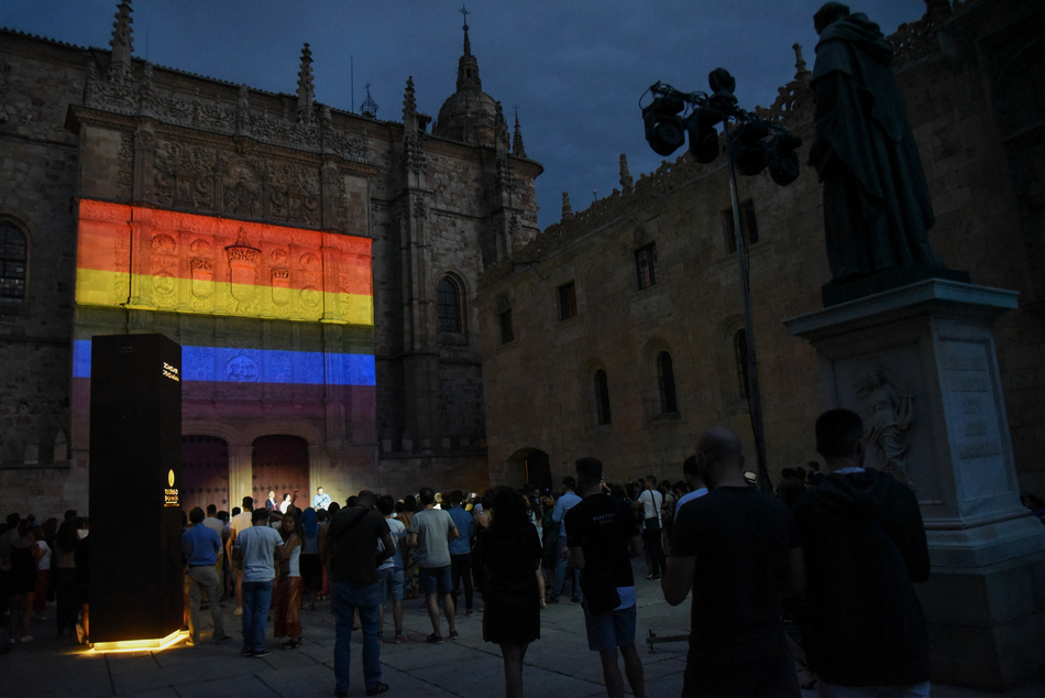 Fachada de la Universidad de Salamanca iluminada por el día del Orgullo LGTBI+