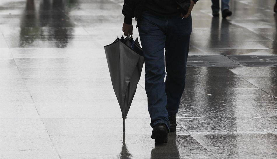 Imagen de archivo de un hombre con un paraguas