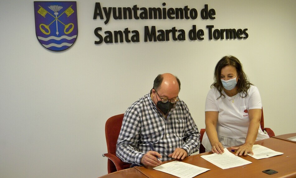La concejala de Bienestar Social, Mari Cruz Gacho, y Manuel Muíños, director de la Fundación Alcándara