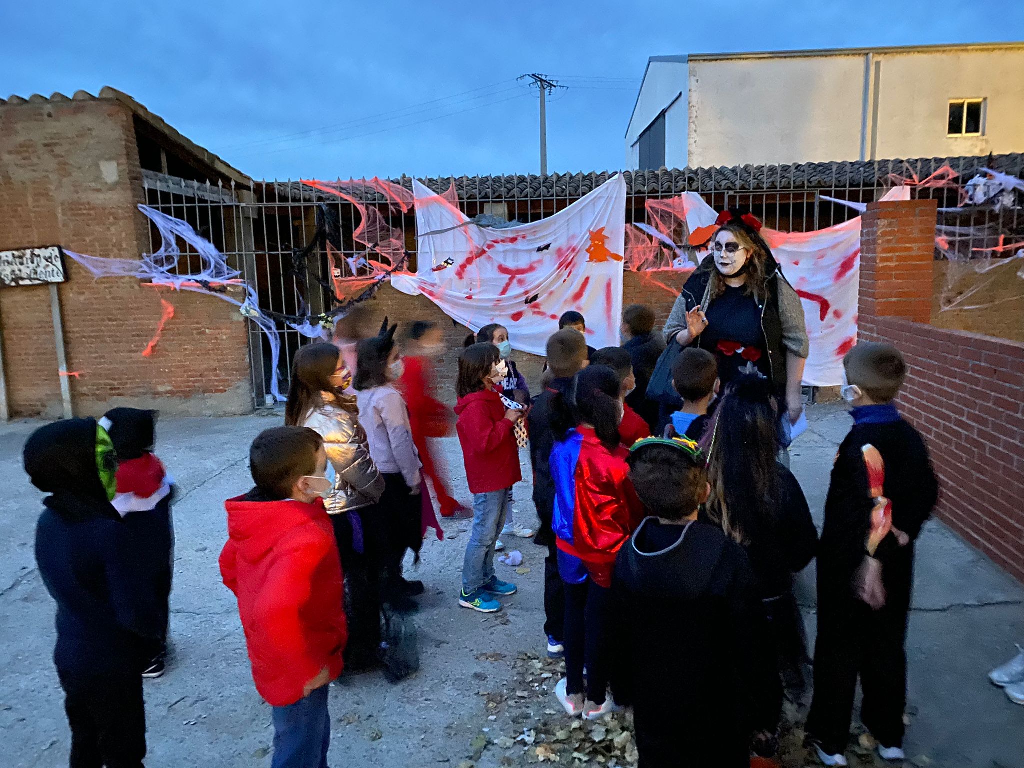 Foto 2 - Divertida jornada de Halloween para los alumnos del colegio Filiberto Villalobos de Babilafuente