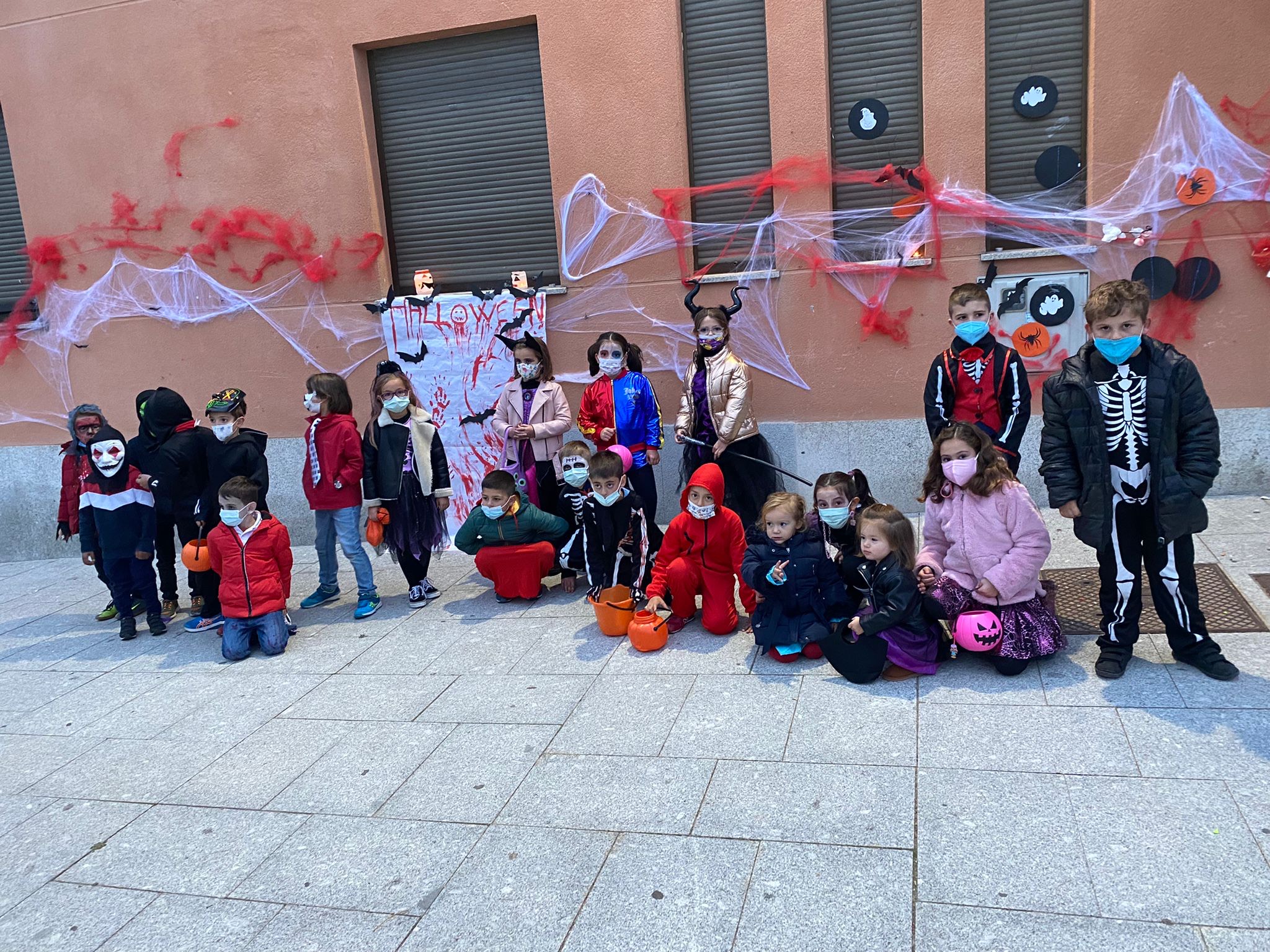 La AMPA del colegio Filiberto Villalobos de Babilafuente organizada un animado Cluedo de Halloween por la localidad