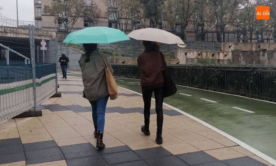 Imagen de archivo de varias jóvenes con paraguas en una jornada de lluvia en Salamanca