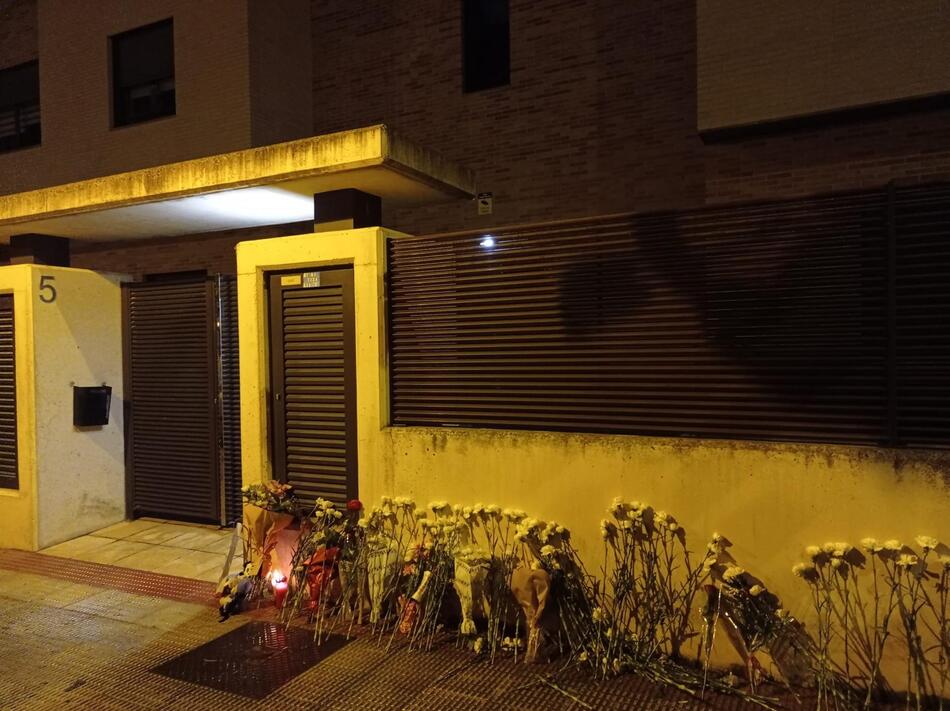 Vecinos de Lardero han depositado flores blancas en el lugar del asesinato del menor. Foto: EP