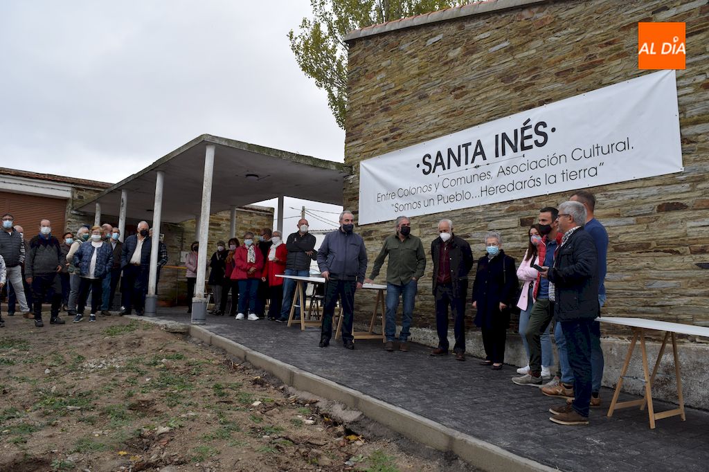 Momento de la inauguración del nuevo centro cultural en Santa Inés / Pedro Zaballos