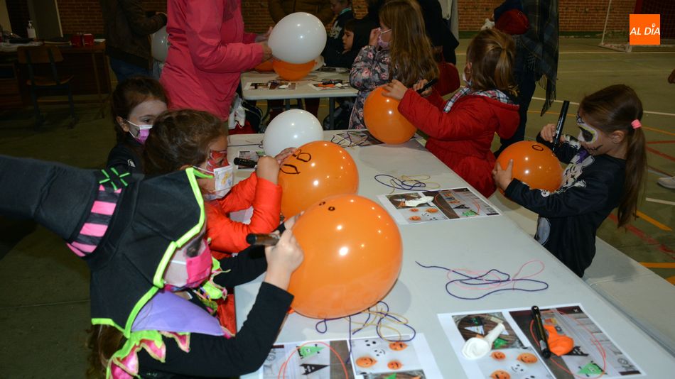 Foto 6 - Más de 70 niños de Lumbrales disfrutan en la fiesta infantil de Halloween