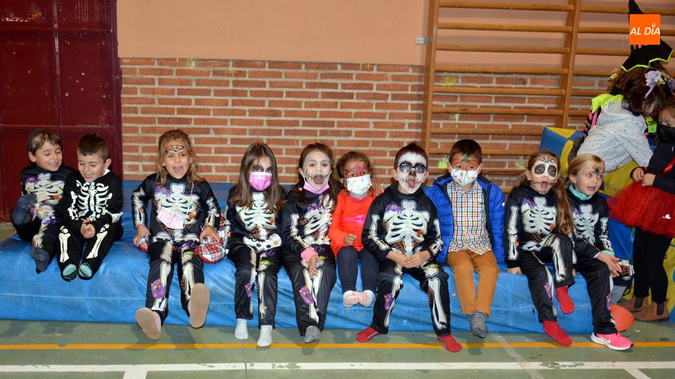 Foto 3 - Más de 70 niños de Lumbrales disfrutan en la fiesta infantil de Halloween
