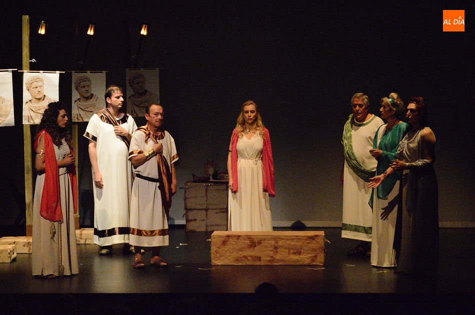 Gran puesta en escena del grupo Komo Teatro con su 'Calígula' - Fotos: Guillermo García