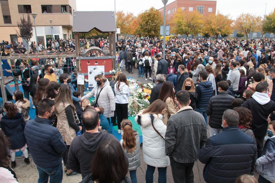 Miles de personas se han agolpado en la Plaza Entreríos de Lardero (La Rioja) para recordar al pequeño Álex, asesinado este jueves en la localidad - ALBERTO RUIZ ACIMAS