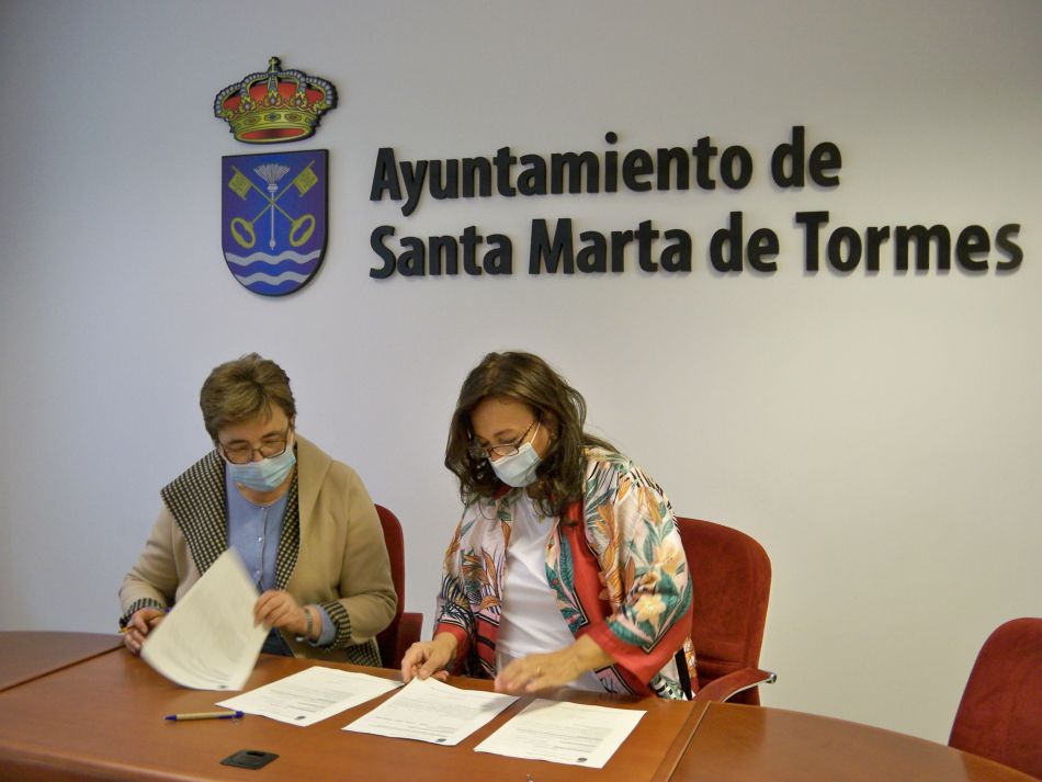 Firma del convenio entre la concejala de Bienestar Social, Mari Cruz Gacho, y la directora del Ave María, Rosario Álvarez - Ayto. Santa Marta