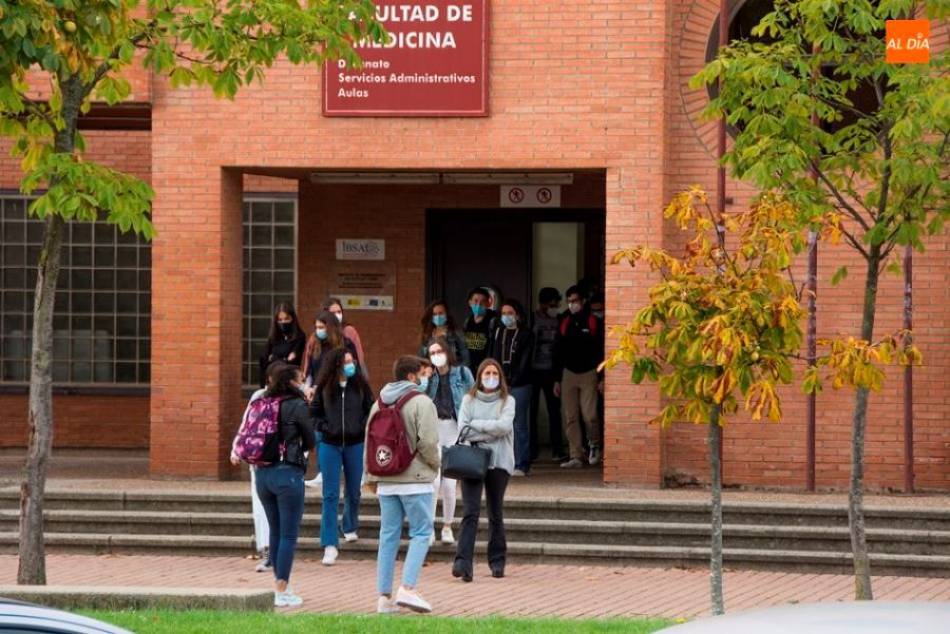 Alumnos en el Campus de la Universidad de Salamanca - Archivo