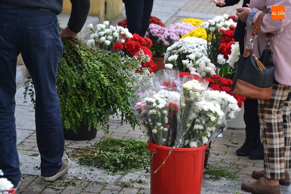 La tradición de llevar flores a las tumbas de nuestros seres queridos