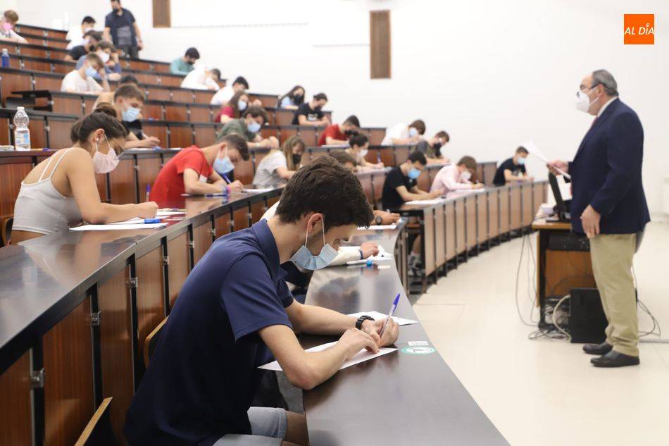 Foto 1 - La Junta destina un millón de euros para ayudar a alumnos que cursen un máster no habilitante en el curso 2021-2022