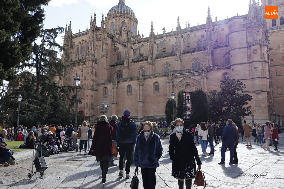 Los turistas aprovechan la tregua del mal tiempo frente a la Catedral de Salamanca - Fotos: Guillermo García