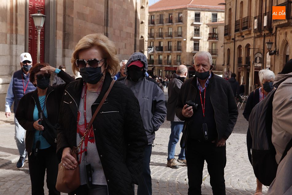 Viandantes en el centro de Salamanca, entre las calles Libreros y Serranos. Foto de Guillermo García