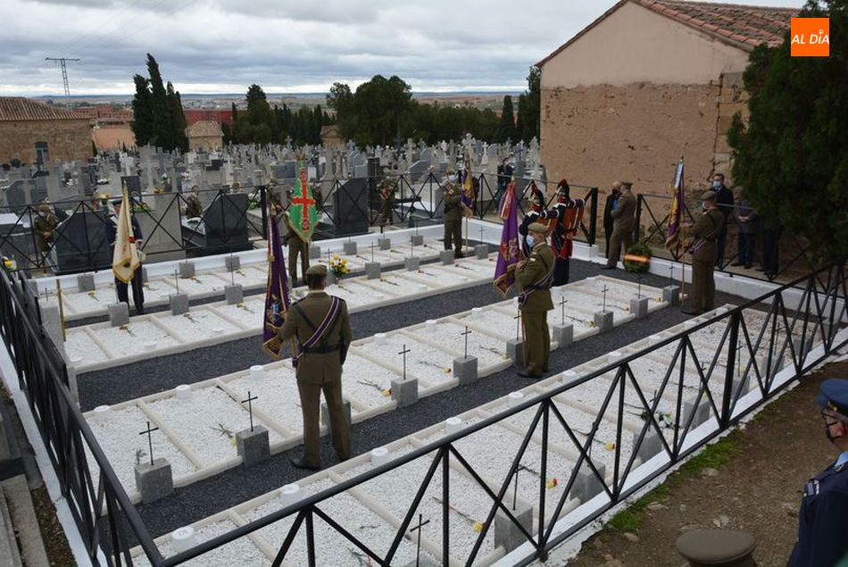 Acto militar celebrado este 2 de noviembre en el cementerio de Salamanca. Foto de Vanesa Martins