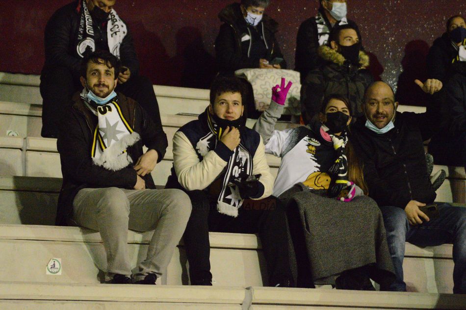 Foto 3 - La afición de Unionistas pone el calor en el Reina Sofía en una fría tarde de fútbol