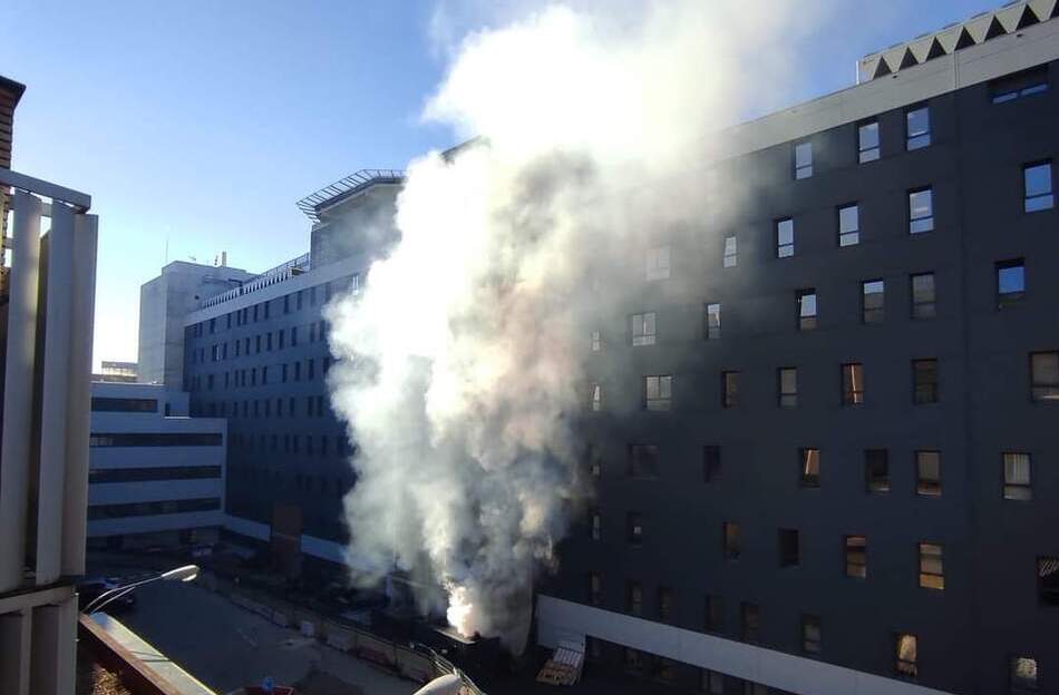 La columna de humo que se podía ver esta tarde en la trasera del nuevo Hospital. Foto: @CTSSalamanca