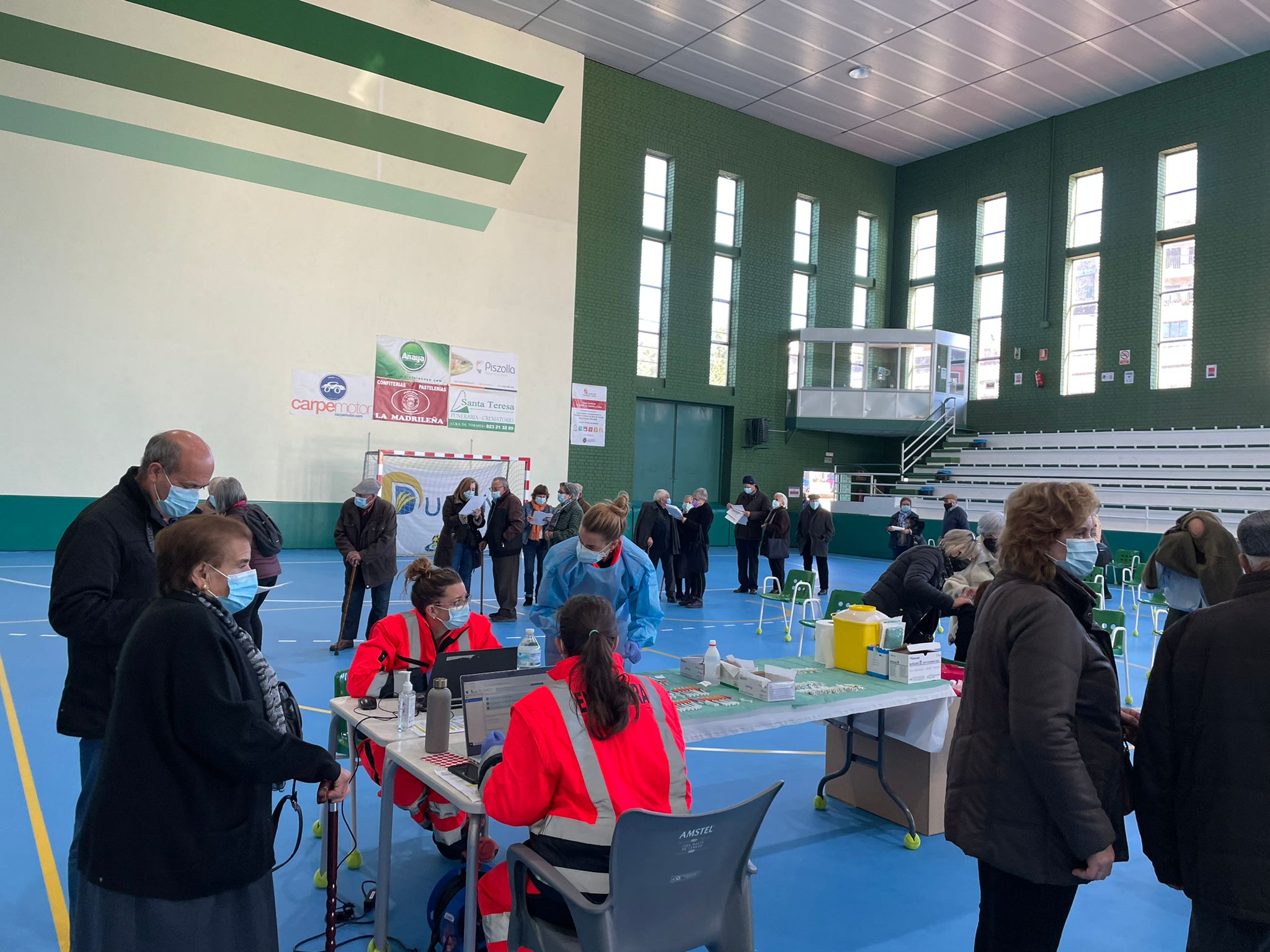 Vacunación en el pabellón municipal de Alba de Tormes contra el COVID y la gripe