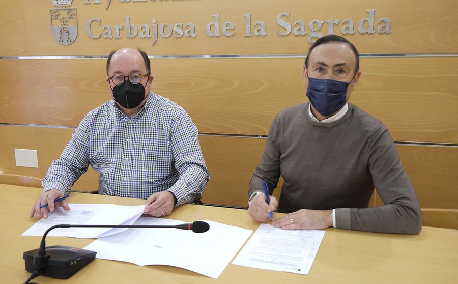 Firma del convenio con el alcalde de Carbajosa de la Sagrada, Pedro Samuel Martín; y el presidente de la Fundación Alcándara - Proyecto Hombre, Manuel Muiños