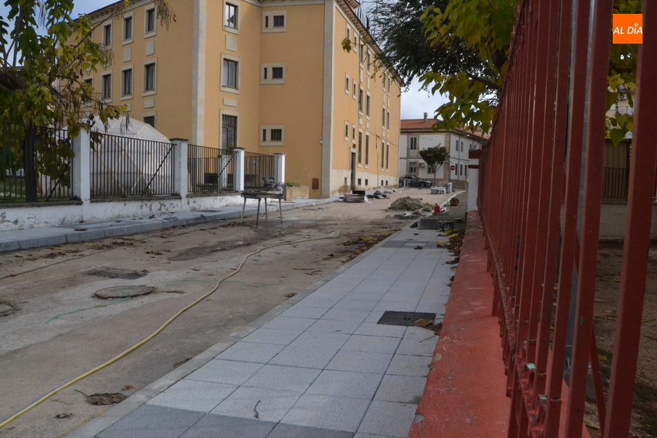 Foto 5 - La calle Escuelas da la bienvenida al asfalto tras ?toda una vida? en hormigón