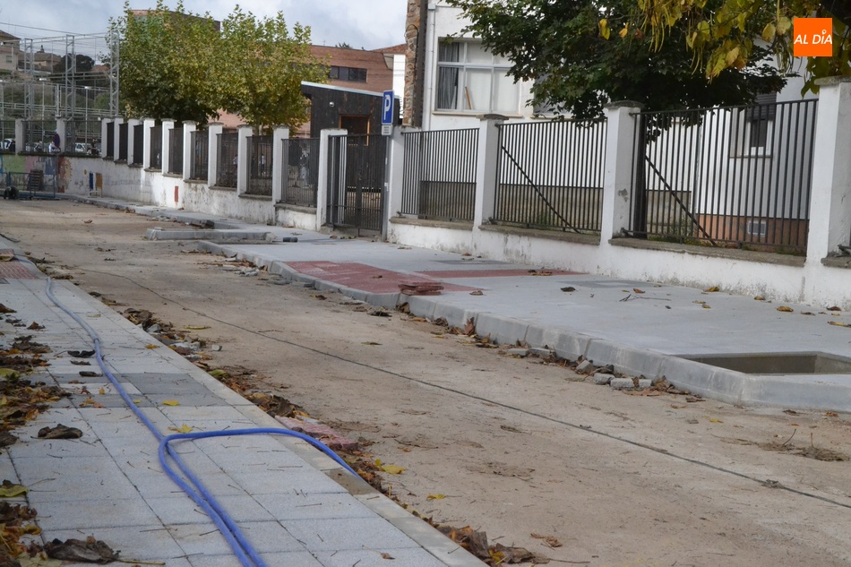 Foto 4 - La calle Escuelas da la bienvenida al asfalto tras ?toda una vida? en hormigón