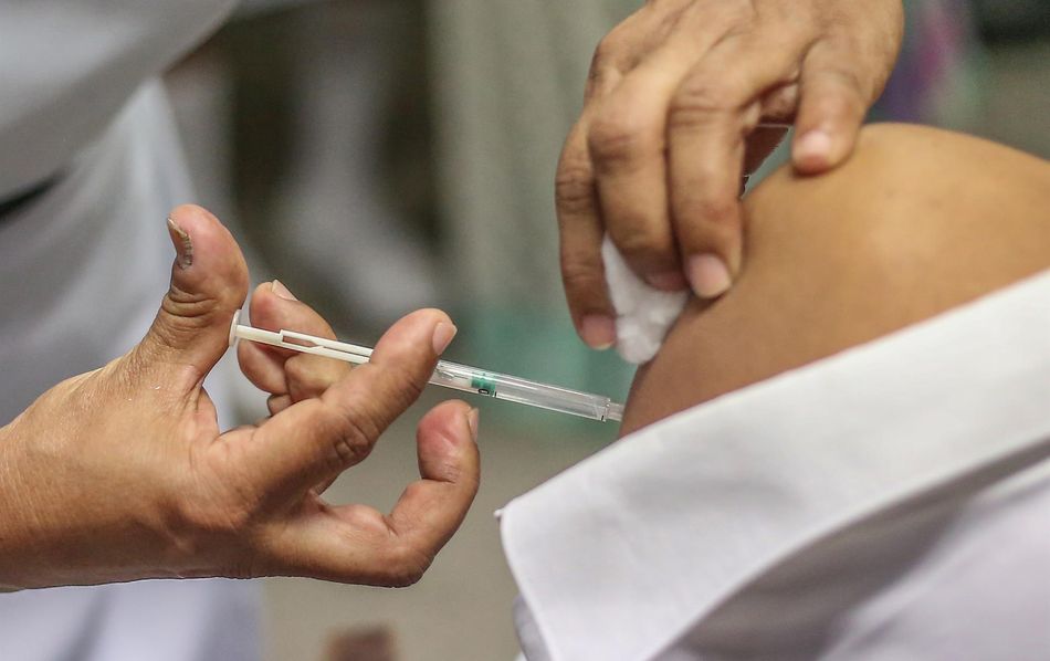 Una enfermera administra una vacuna. Foto de archivo