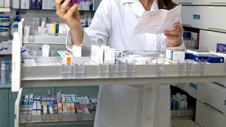 Imagen de archivo de una farmacéutica dispensando medicamentos