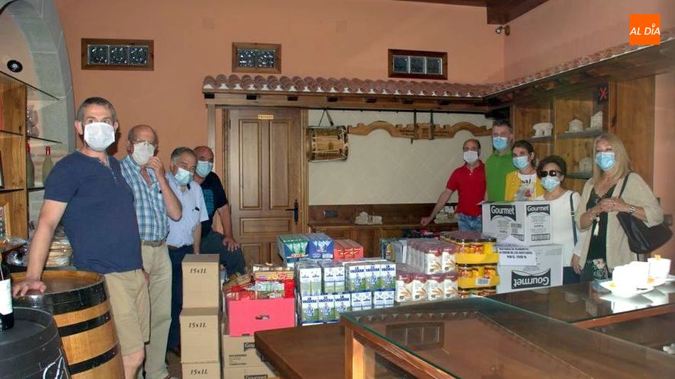Entrega de los alimentos recogidos en la primera campaña solidaria con el Banco de Alimentos de Salamanca / E. Corredera